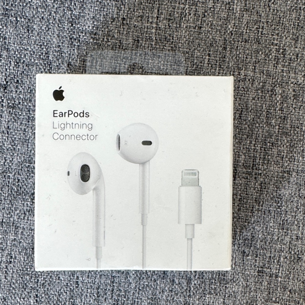 Apple - EarPods with Lightning Connector - Classic White, NWT
